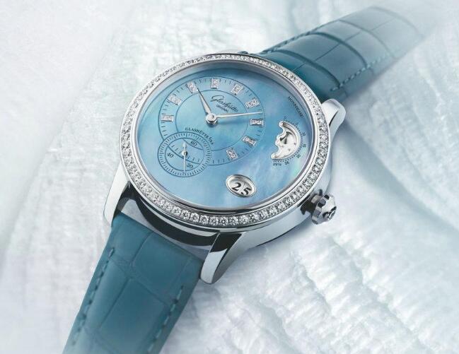 The timepiece has attracted lots of women with the exquisite appearance.