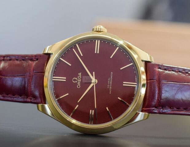 The red dial Omega De Ville looks very dazzling and eye-catching.