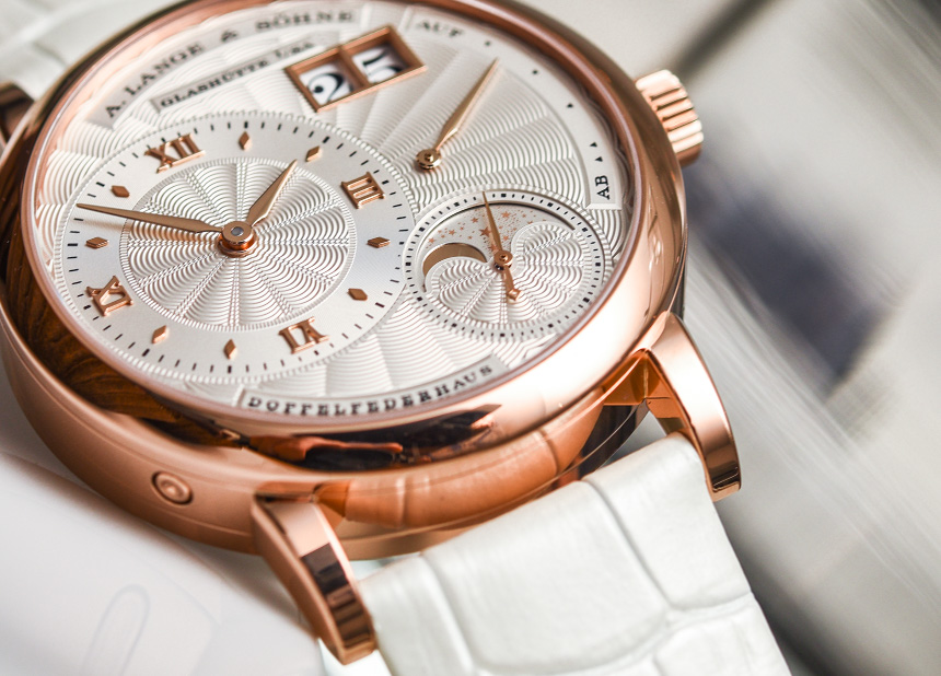 The 18k rose gold fake watches have silvery dials.